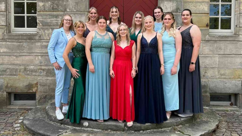 Nordhorn: Euregio-Klinik verabschiedet 12 Pflegefachfrauen ins Berufsleben