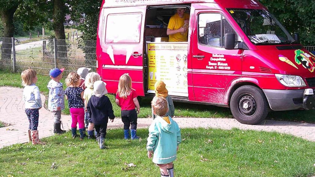 Eiswagen besucht Kita Bullerbü in Neuenhaus
