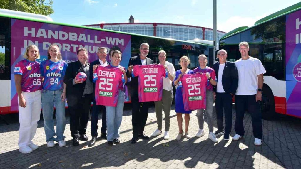 WM 2025 der Frauen: Handballerinnen fahren im „Hands up for more“-Design durch Dortmund