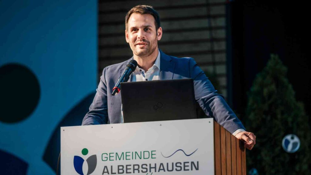 Zwischen Rathaus und LinkedIn: Wie Bürgermeister Jochen Bidlingmaier Netzwerke knüpft und Kommunikation lebt