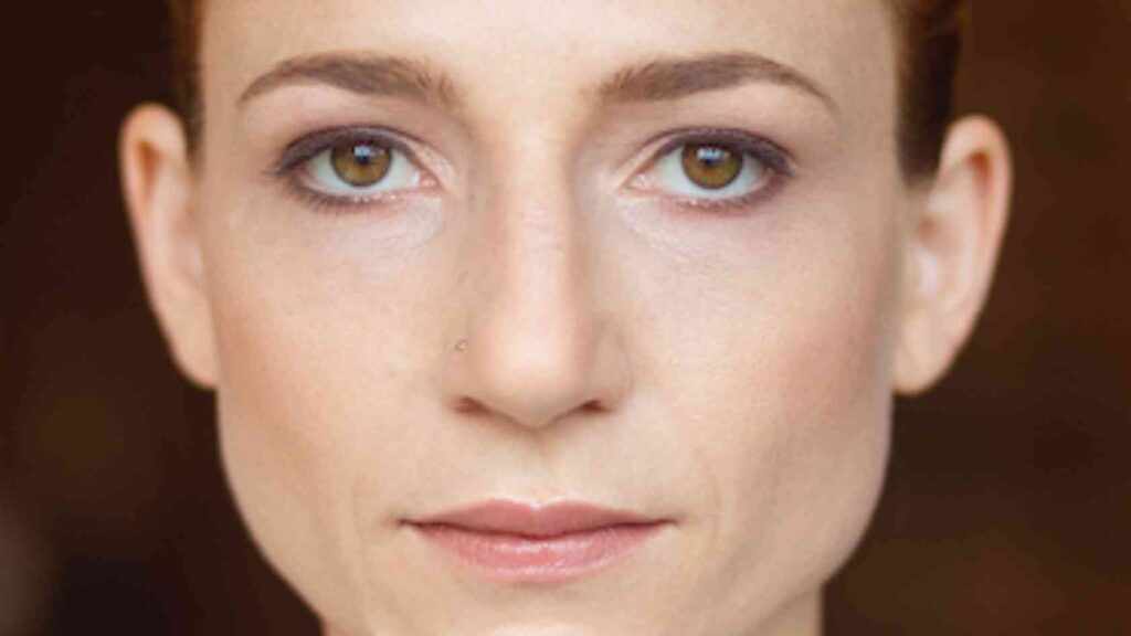 Von der Bühne ins Business: Wie Schauspielkunst Präsenz und Wirkung im Leben schafft – Ein Gespräch mit Larissa Keat