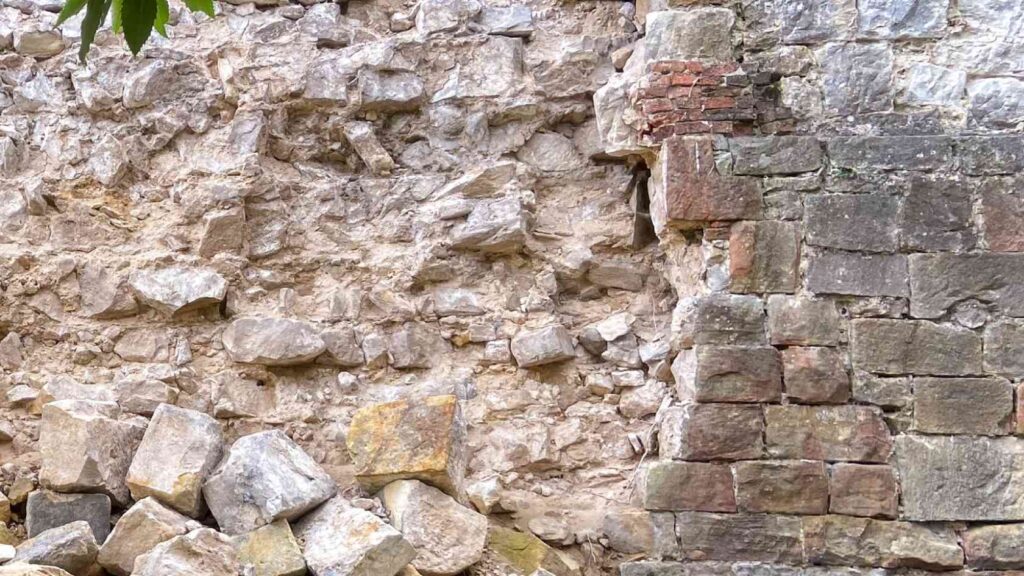 Restaurierung an der Burg Bentheim: Mauerabschnitt wird untersucht und instand gesetzt