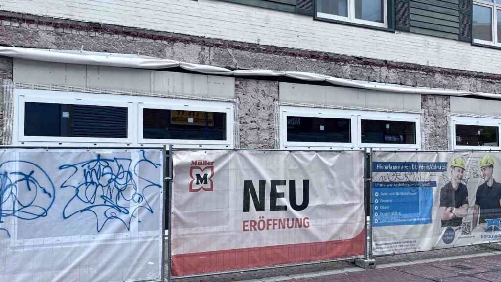 Umbau der Müller-Filiale in Lingen: Fenster eingebaut, Eröffnung noch offen