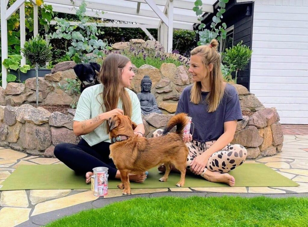 Lingen: Pilates im Garten bringt 1050 Euro für den Tierschutz