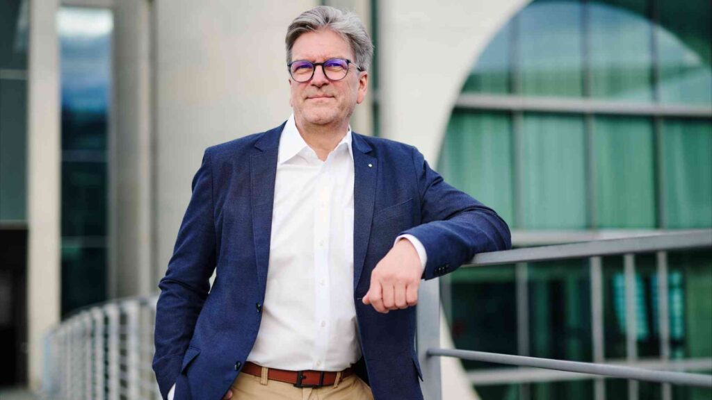 Jenseits des Offensichtlichen: Wie Systemtheorie Organisationen menschlich und wirksam macht – Ein Gespräch mit Ralf Haase