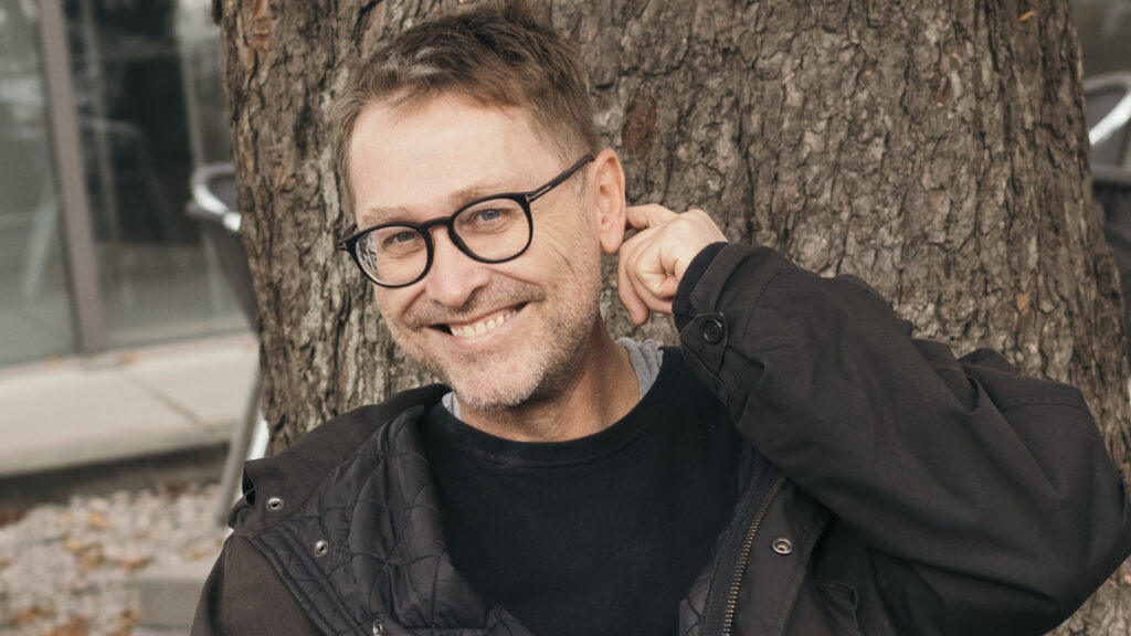 „Ich bin lieber leise“ – Jan Weiler über Humor, Beobachtung und das Schreiben zwischen den Zeilen