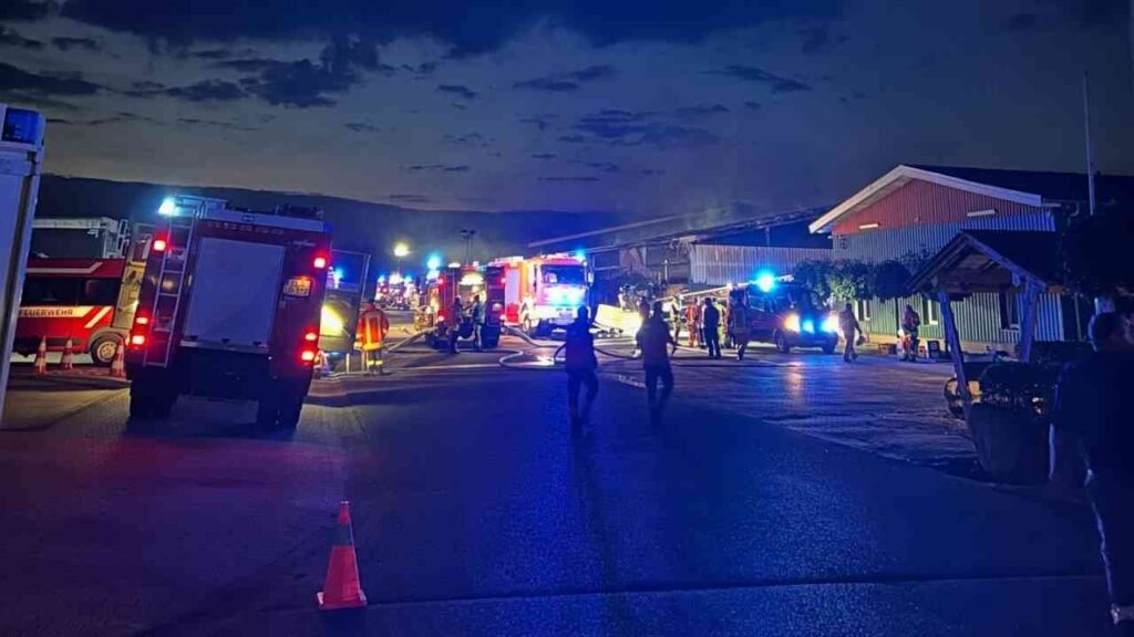 Großbrand in Lahn: Lagerhalle eines Landhandels steht in Flammen