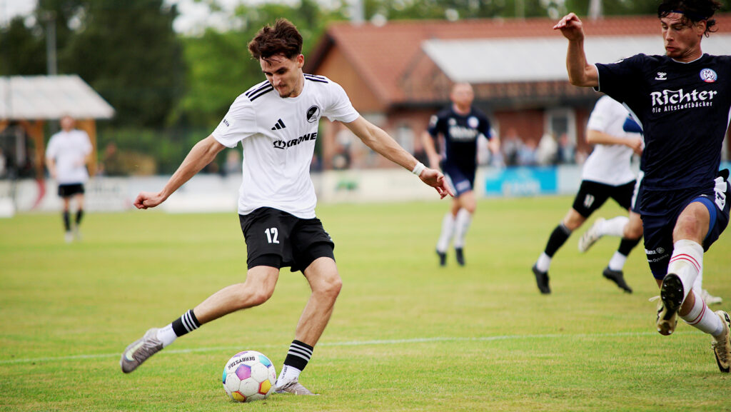 Spieler Jan Popov (am Ball)