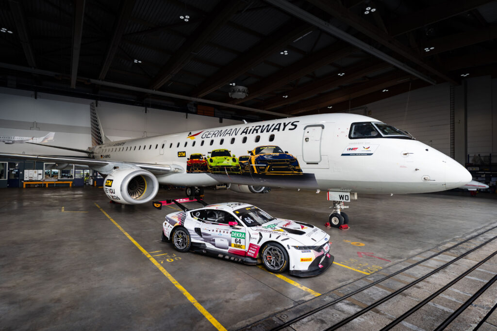 Passagierflugzeug und Rennwagen in Hangar mit Motorsport-Design. Ideal für Flug- und Rennsportbegeisterte.