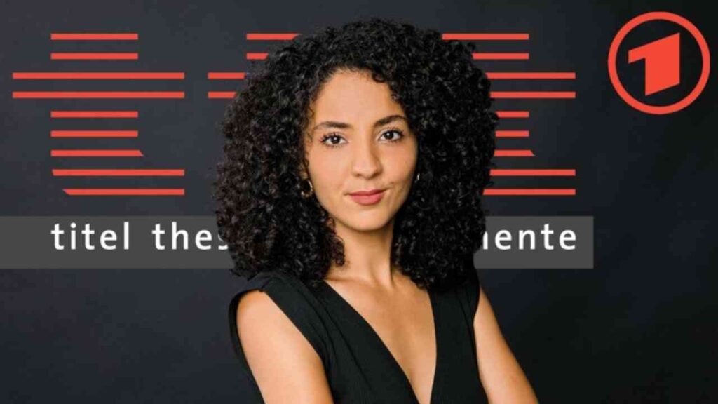 Junge Frau mit lockigem Haar vor einem Logo mit Text Titel Thesen Temperamente auf dunklem Hintergrund.