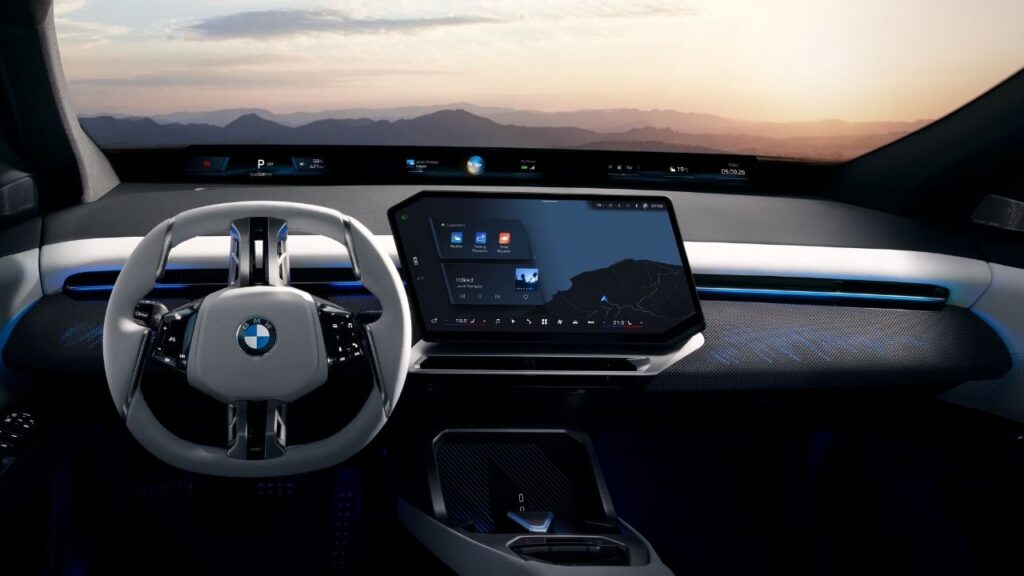 Futuristisches Autoinnenraum-Design mit großem Display und Sonnenuntergang durch die Windschutzscheibe.
