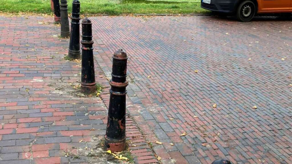 Beschädigte Poller am „Alten Turm“ in Papenburg entfernt und Erneuerung veranlasst