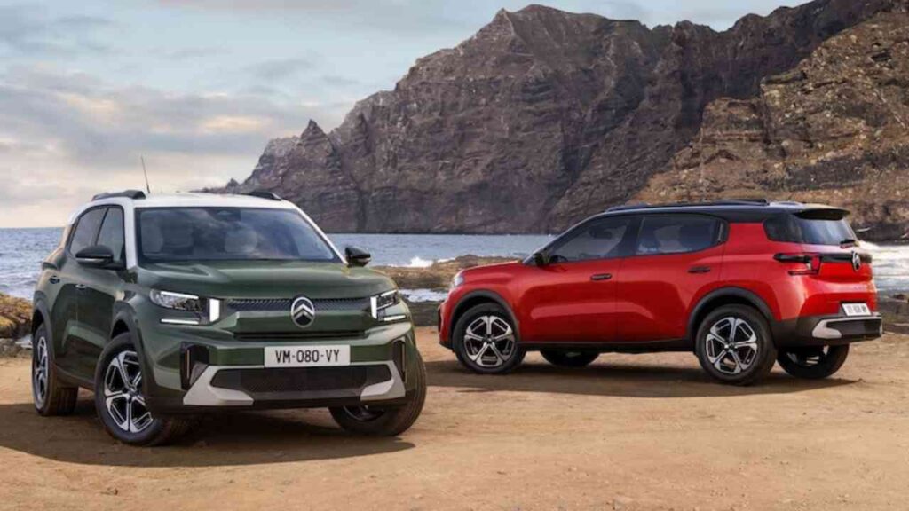 Zwei Citroën SUVs in grün und rot vor einer felsigen Küstenlandschaft geparkt.