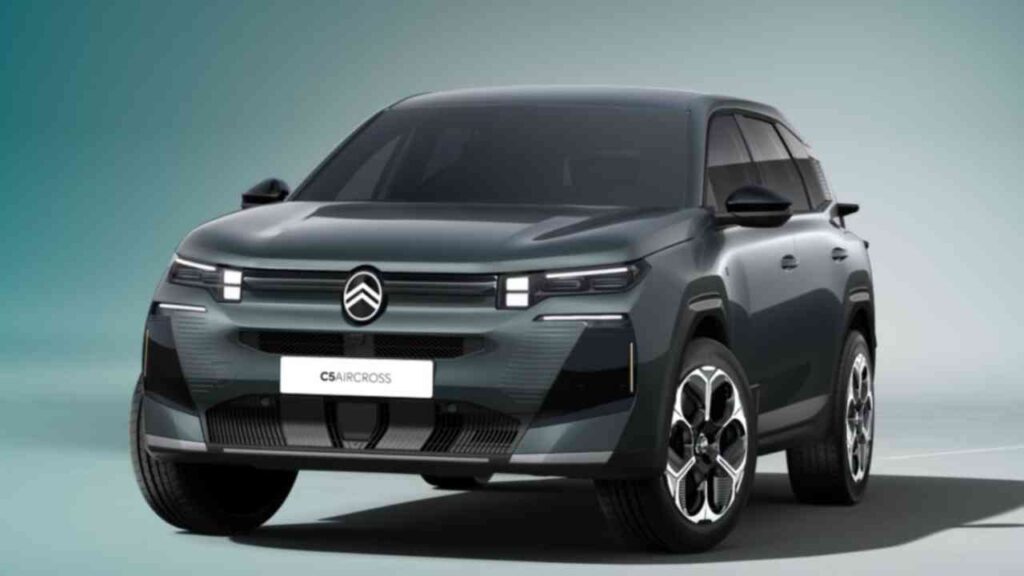 Moderner Citroën C5 Aircross SUV, Frontansicht in stilvollem Design auf neutralem Hintergrund.