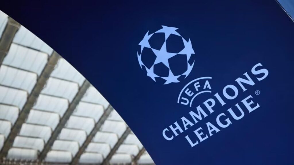 UEFA Champions League-Logo vor einem Stadiondach.