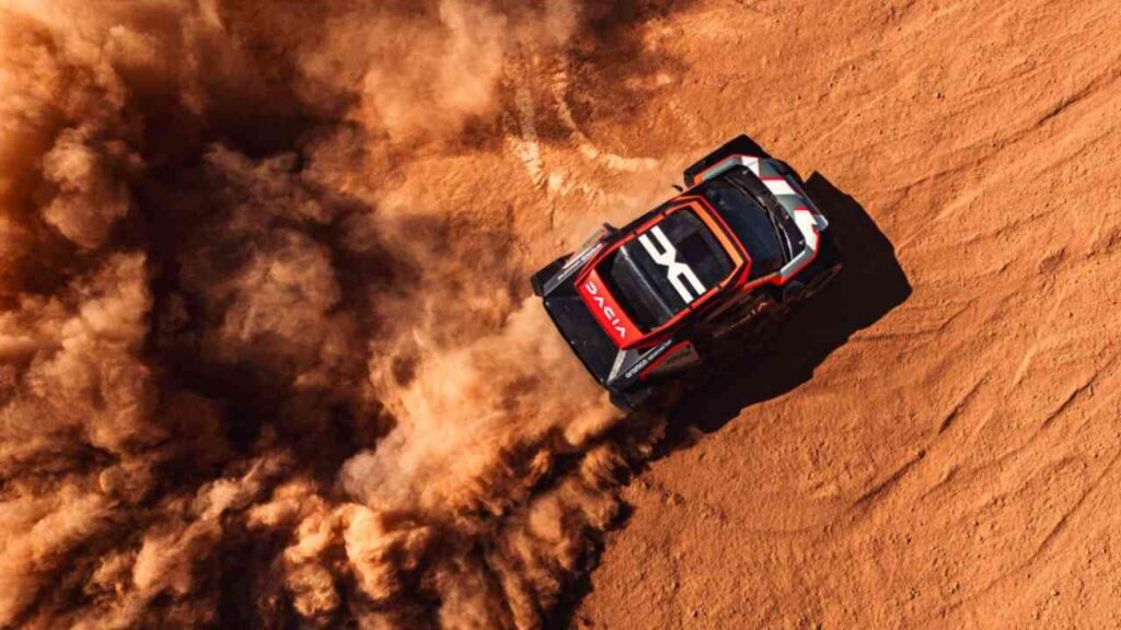 Rennwagen driftet in Wüste. Staubwolken wirbeln auf. Spektakuläre Offroad-Action bei heißem Wüstenrennen.