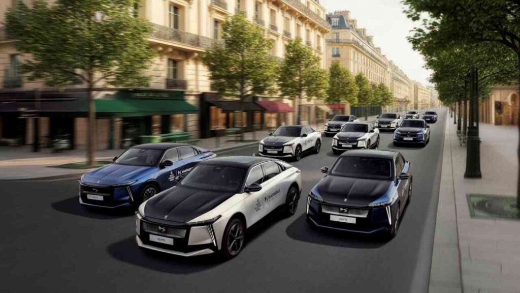 Futuristische elektrische Autos fahren auf einer Pariser Straße entlang eleganter historischer Gebäude und grüner Bäume.