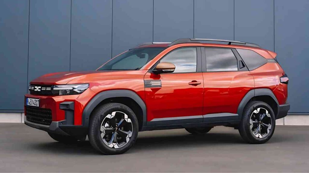 Roter SUV vor blauer Wand, modernes Design, seitliche Ansicht, auffällige schwarze Felgen, klare Linien und robuste Optik.