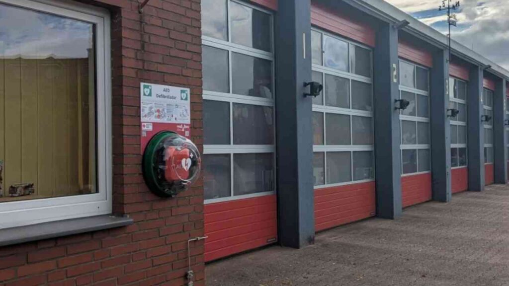 Feuerwehr Haren installiert öffentlich zugänglichen Defibrillator