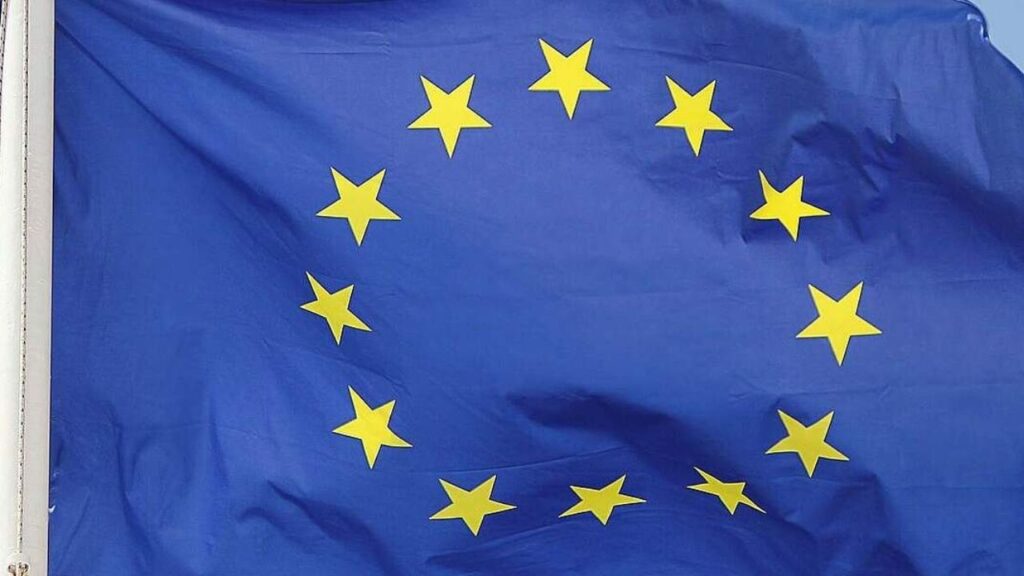 Flagge der Europäischen Union: Blau mit Kreis aus zwölf goldenen Sternen, Symbol für Einheit und Solidarität in Europa.