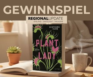 Gewinnspiel für Roman Plant Lady mit Kaffeetasse und Pflanze auf einem Tisch. Im Hintergrund ein gemütliches Wohnzimmer.