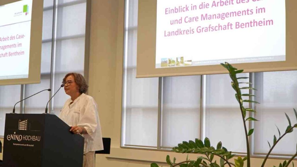 Eine Person hält einen Vortrag über Case und Care Management im Landkreis Grafschaft Bentheim in einem Konferenzraum.