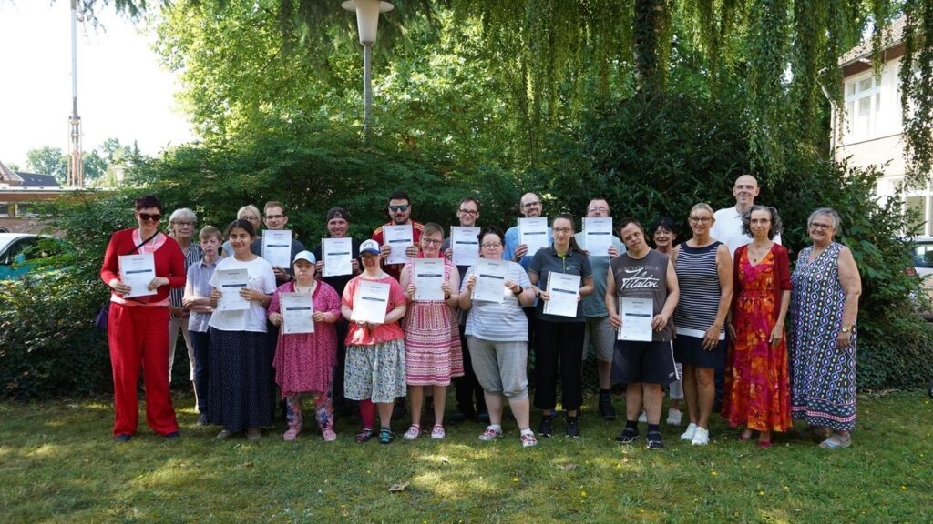 Stolz auf den Abschluss: Teilnehmende des Kurses „Lesen, Schreiben, Rechnen“ mit Vertreterinnen der VHS Meppen und des St. Vitus-Werks.