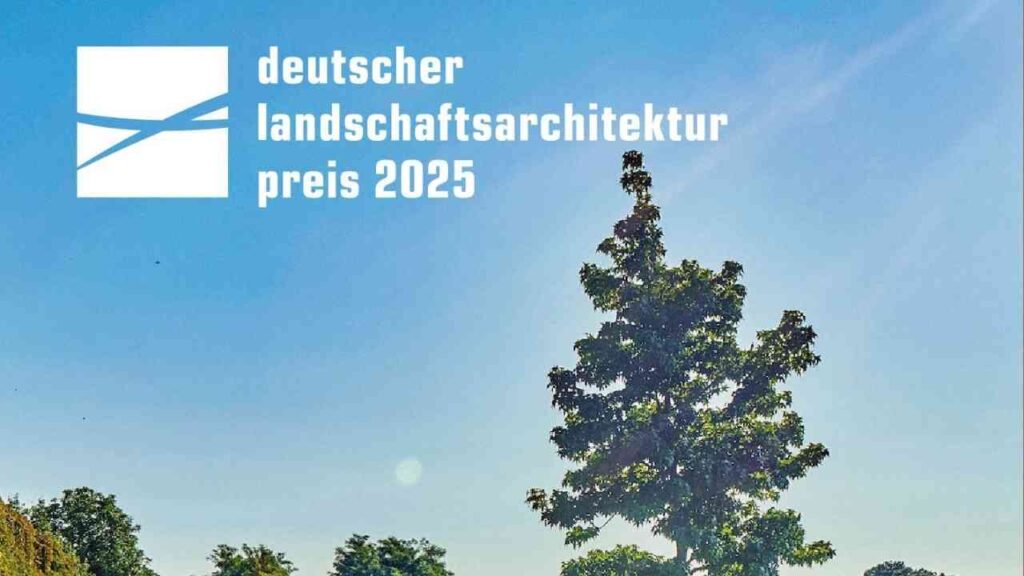 Logo des Deutschen Landschaftsarchitekturpreises 2025, blauer Himmel, grüner Baum im Vordergrund.