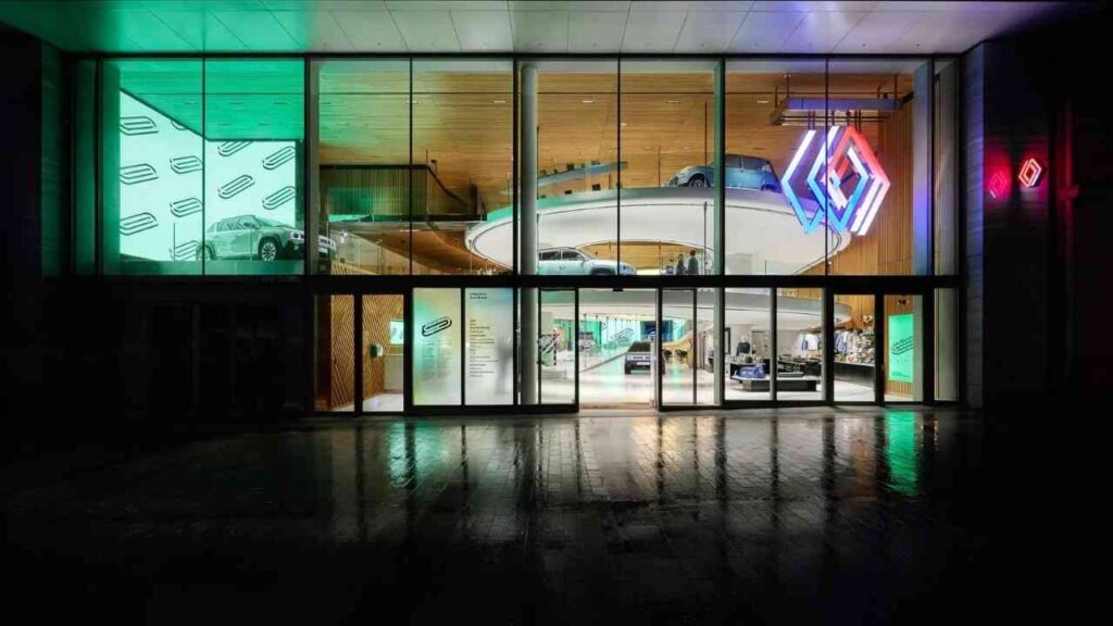 Fassade des neuen Renault Flagship-Stores „le défilé Renault – the carwalk“ auf den Champs‑Élysées, Paris, bei Tageslicht