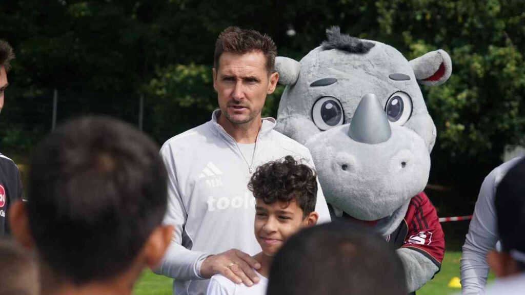 Miroslav Klose trainiert Kinder der Caritas Nürnberg am Valznerweiher