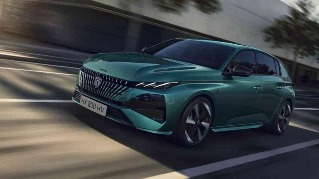 Moderner grüner Sportwagen auf einer Stadtstraße bei Tageslicht, dynamische Fahrszene mit unscharfem Hintergrund.