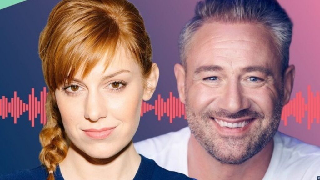 Zwei lächelnde Personen vor einem farbigen Hintergrund mit Schallwellen-Design. Perfekt für Podcasts oder Interviews.