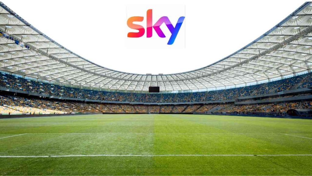 Futuristisches Stadion mit Sky-Logo, leere Tribünen und grüner Rasenfläche, bereit für spannende Sportereignisse.
