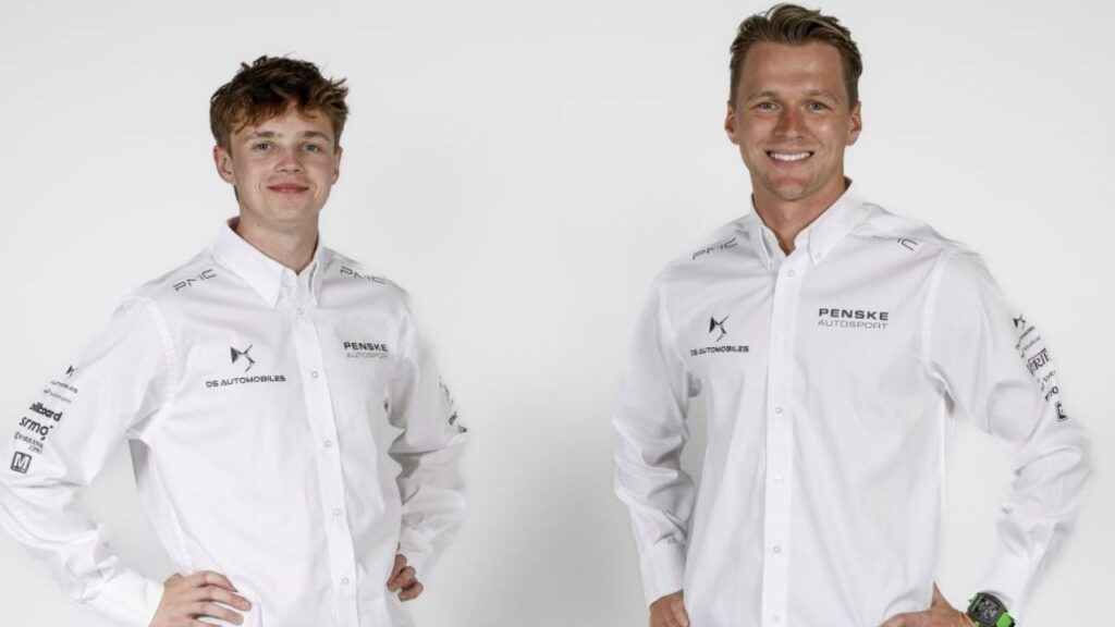 Zwei Männer in weißen DS Automobiles Hemden von Penske Autosport stehen nebeneinander und lächeln in die Kamera.