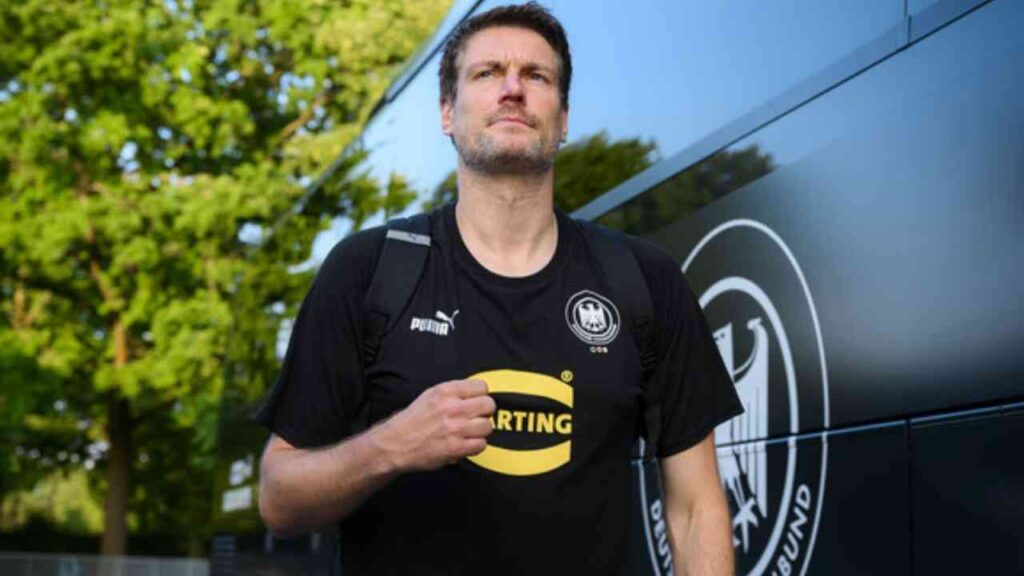 Carsten Lichtlein, ehemaliger Handball-Nationaltorwart, in schwarzem DFB-Shirt mit Rucksack vor dem Mannschaftsbus des Deutschen Handballbundes