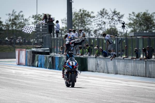 WorldSBK in Frankreich: Toprak Razgatlioglu dominiert Rennen mit viertem Triple in Folge