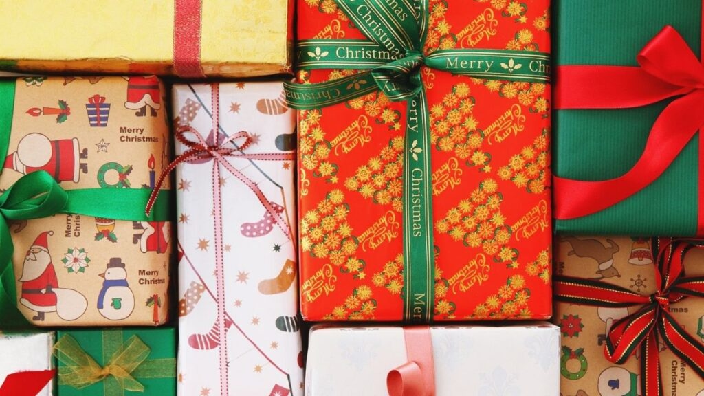 Bunte Weihnachtsgeschenke mit festlichen Schleifen und vielseitigem Geschenkpapier, perfekt für die Feiertage verpackt.