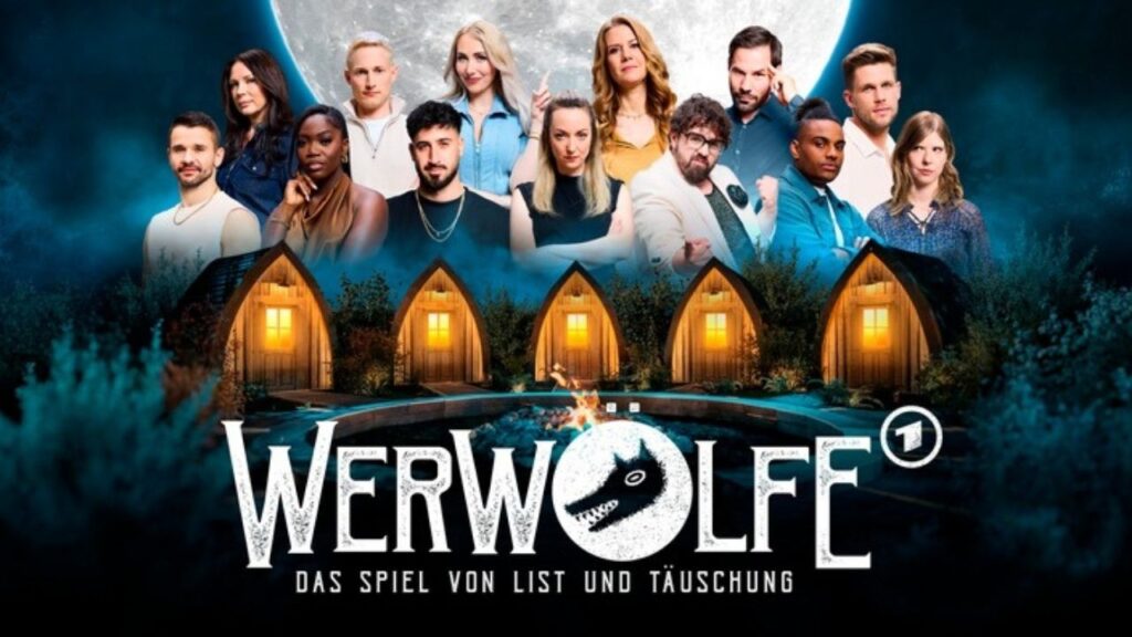 TV-Serie Werwölfe: Ensemble vor Vollmond und Kabinen in mysteriösem Setting des Spiels von List und Täuschung.