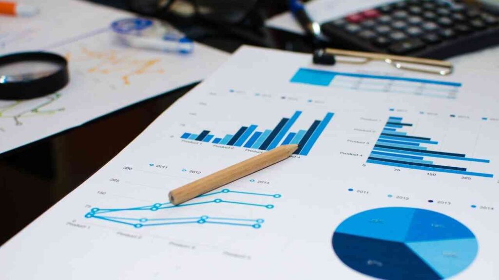 Grafiken mit Diagrammen und Stift auf einem Schreibtisch, dokumentieren Geschäftsanalysen und -zahlen.