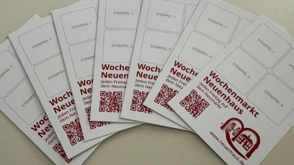 Stempelkarten für den Wochenmarkt Neuenhaus mit QR-Codes und Platz für bis zu vier Stempel, jeden Freitag verfügbar.