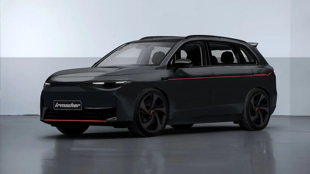 Moderner schwarzer Leapmotor i C10 mit roter Zierlinie in einem Studio, Seitenansicht, von Irmscher getunt.