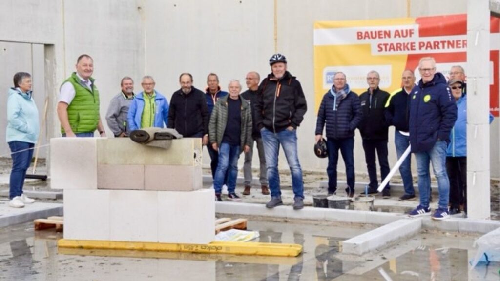 Mitglieder der Schützengilde Gildehaus beim Baustellenbesuch am neuen Schießstand