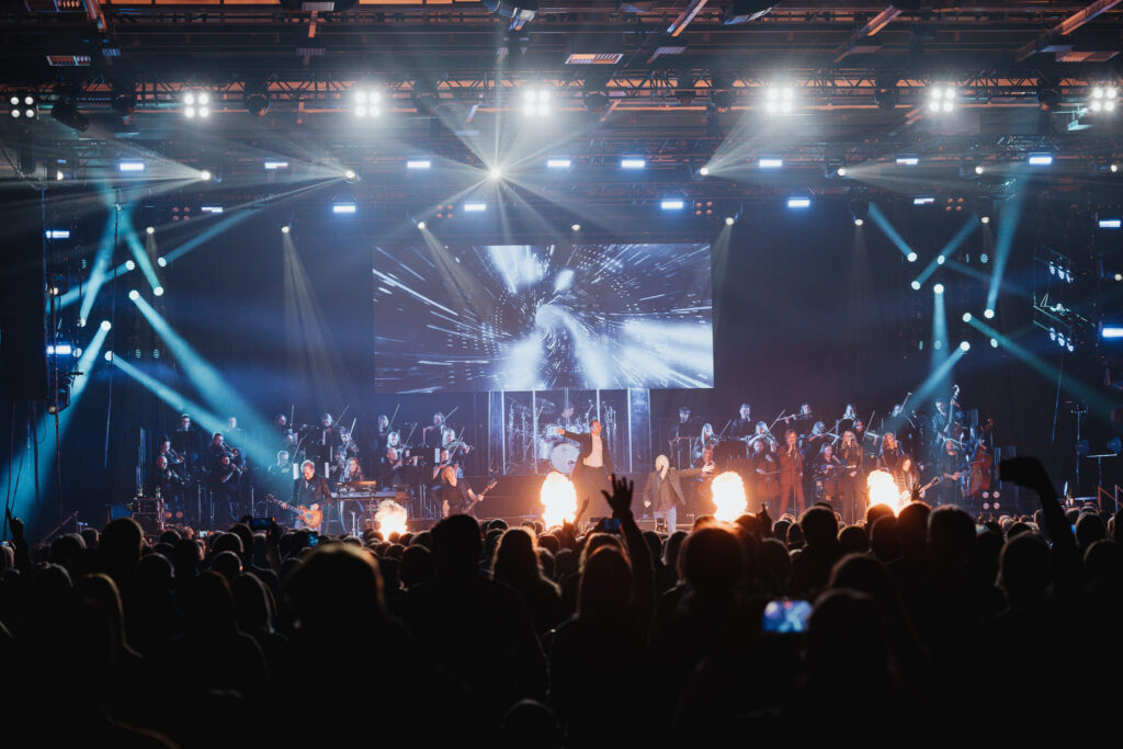 Live-Konzertbühne mit Orchester und Lichteffekten, feurige Showeinlage begeistert das Publikum.
