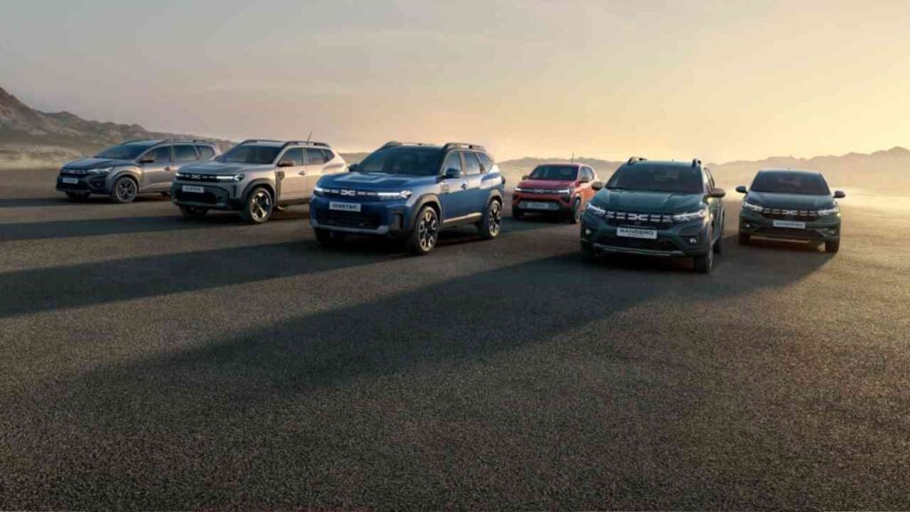 Eine Reihe von Dacia Fahrzeugen auf einer offenen Fläche, darunter verschiedene Modelle in unterschiedlichen Farben.