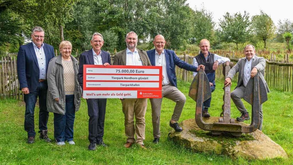 Gruppe von Personen bei der Scheckübergabe über 75.000 Euro für den Tierpark Nordhorn.