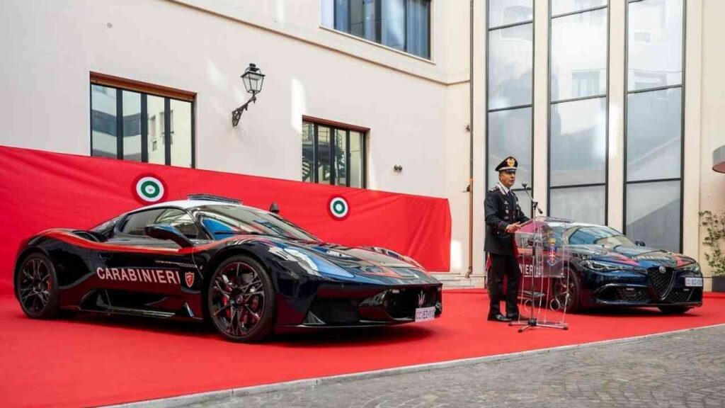 Alfa Romeo Giulia Quadrifoglio und Maserati MCPURA werden an die Carabinieri übergeben