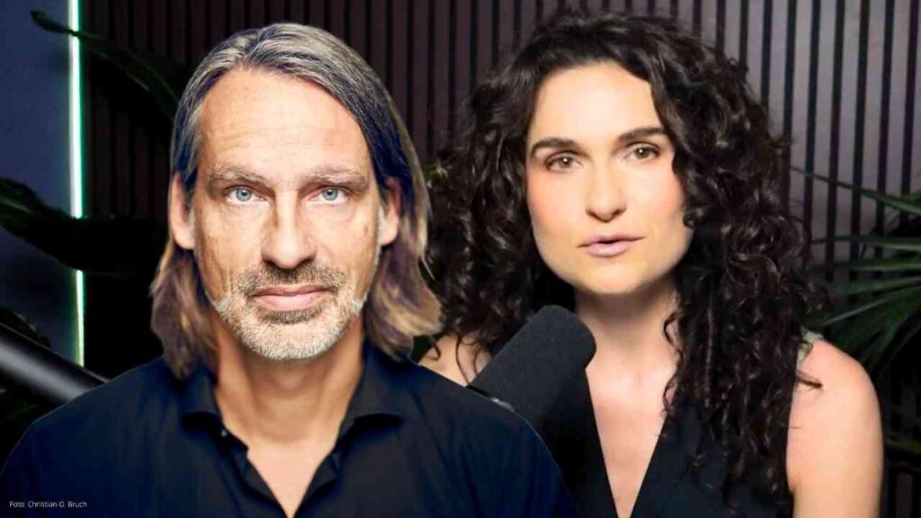 Richard David Precht und eine Frau mit lockigem Haar, die in ein Mikrofon spricht.