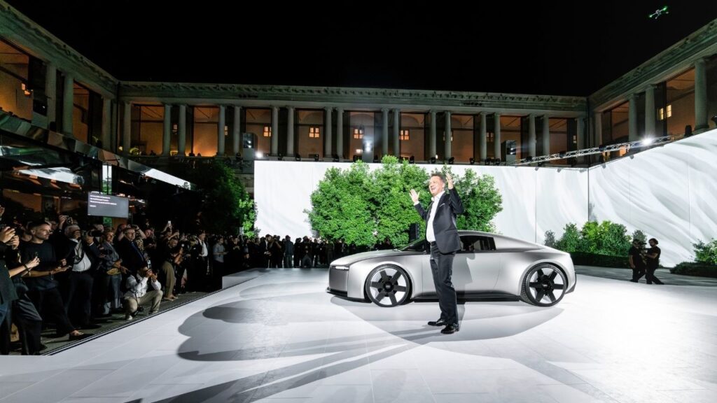 Audi Konzeptfahrzeug präsentiert von CEO Gernot Doellner auf einer Veranstaltung mit Publikum.