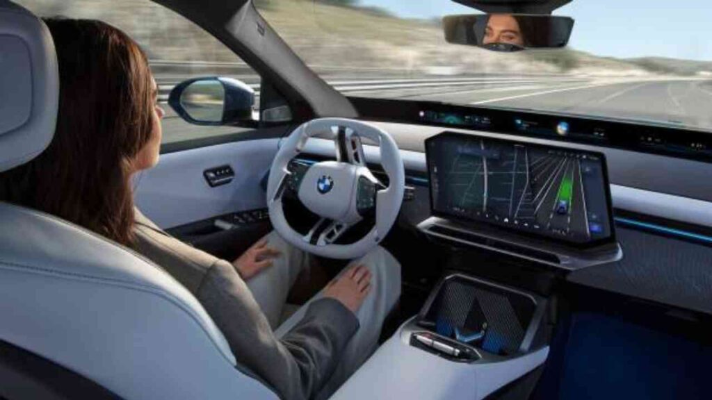 Fahrerin im BMW mit modernem Armaturenbrett und Navigationssystem auf der Straße.