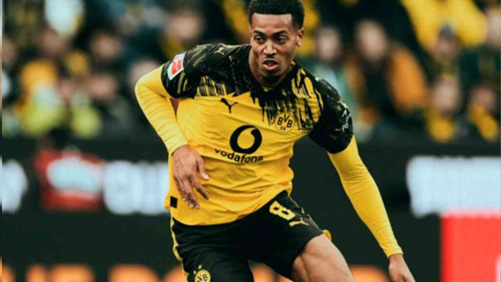 Fußballspieler von Borussia Dortmund in gelb-schwarzer Trikot während eines Spiels auf dem Spielfeld.